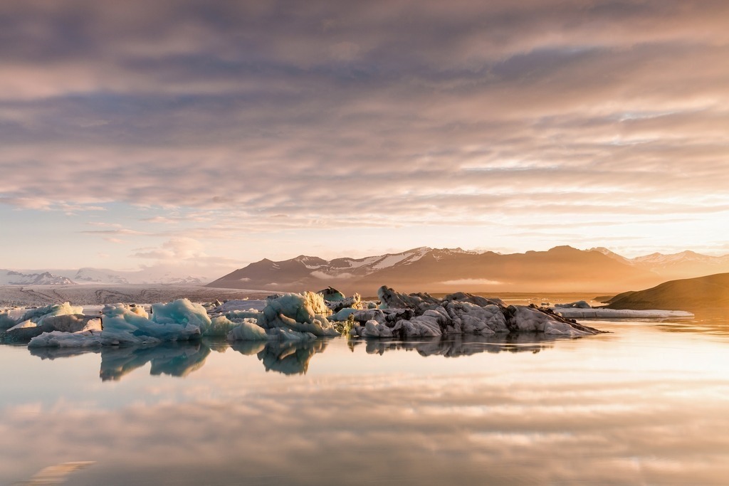 Gletscherlagune Jökulsárlón | Die Gletscherlagune Jökulsárlón im Licht der aufgehenden Sonne. - Realisiert mit Pictrs.com