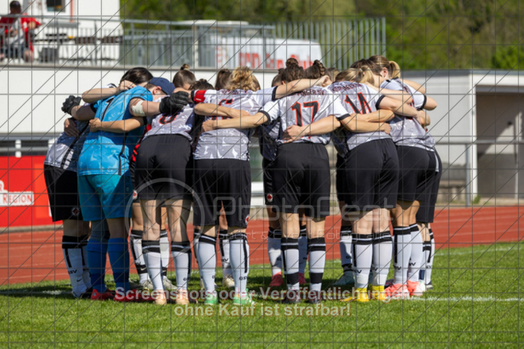 20250501_102955_0104 | #,1.FC Donzdorf II (rot) vs.1.Göppinger SV (weiß), Fussball, Frauen-Bezirkspokal Halbfinale Saison 2024/2025, Rasenplatz Lautertal Stadion, Süßener Straße 16, 73072 Donzdorf, 01.05.2025 - 10:30 Uhr,Foto: PhotoPeet-Sportfotografie/Peter Harich