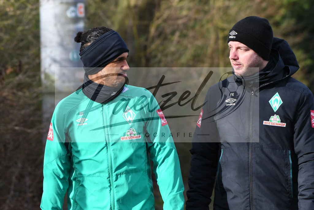 20200212_TRASVW_0037 | Fussball, Herren: Theodor Gebre Selassie (Werder Bremen) und Trainer Florian Kohfeldt (SV Werder Bremen) schauen waehrend der Trainingseinheit des SV Werder Bremen auf dem wohninvest Weserstadion Trainingsplatz am 12.02.2020 in Bremen, Deutschland. - Realisiert mit Pictrs.com