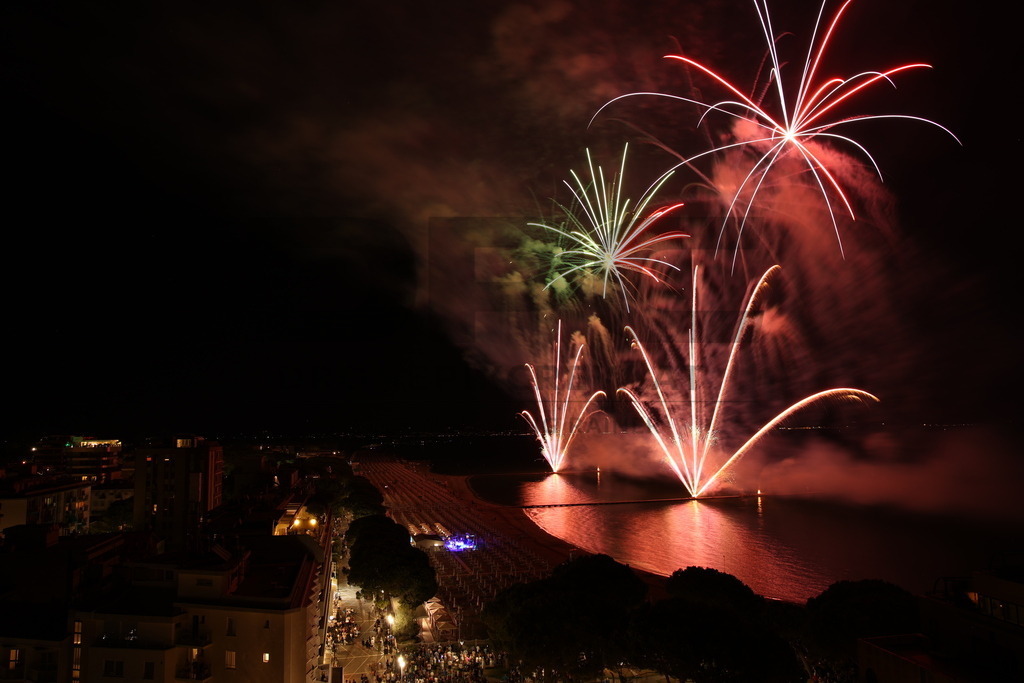Ferragosto Fireworks in Grado, Italy | GRADO, ITALY, 15.AUG.26 - FIREWORKS - Ferragosto fireworks over the Adriatic Sea in Grado, Italy. Colorful fireworks light up the night sky above the beach, coastline and waterfront during the traditional summer celebration. - Realisiert mit Pictrs.com
