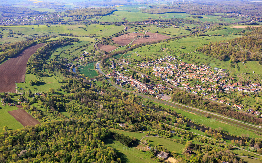 Aerial view: Village view from the north, across the Saar in Zetting in the state Moselle, France.Photo: IMG_154587.jpg taken on 04/18/2026 by Werner Riehm/FLY-FOTO.comResolution of the original: 6000 x 3742 px