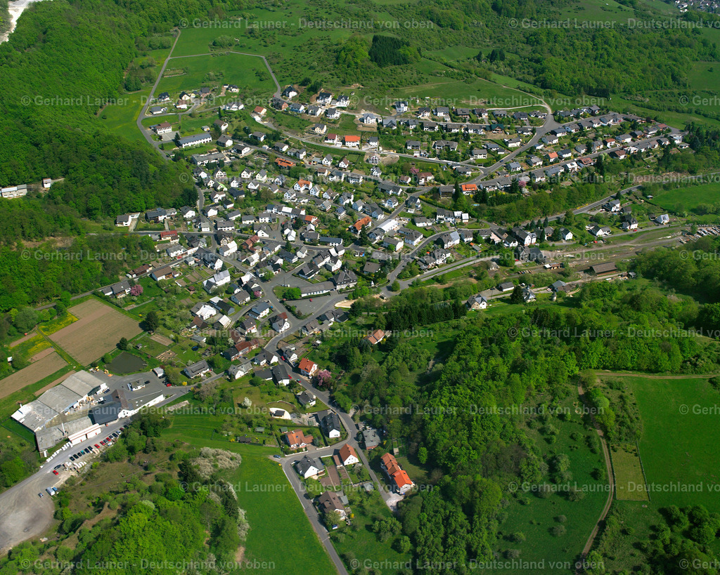 2610055 | ERDBACH 09.06.2006 Ortsansicht der Straßen und Häuser der Wohngebiete in Erdbach im Bundesland Hessen, Deutschland // Town View of the streets and houses of the residential areas in Erdbach in the state Hesse, Germany Foto: Gerhard Launer