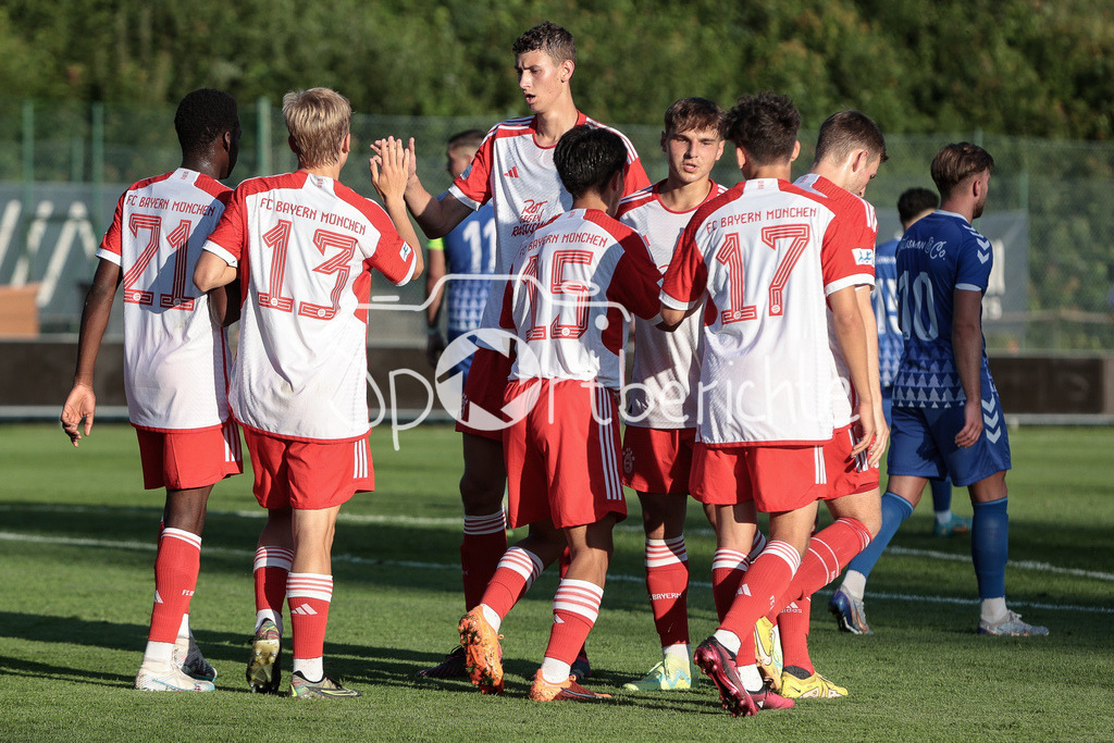 FC Pinzgau Saalfelden - FC Bayern Amateure | Jubel der Bayern Amateure nach dem Treffer zum 0-2 druch Desire SEGBE (FCB #27)