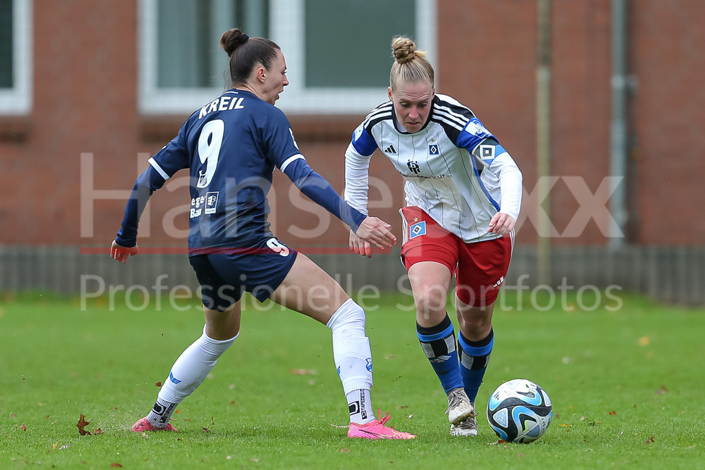 Fussball, 2. Frauen-Bundesliga, Hamburger SV - SC Sand | v.li.: Leonie Kreil (SC Sand, 9) und Sarah Stöckmann (Hamburger SV, 22) im Zweikampf, Duell, Dynamik, Aktion, Action, Spielszene, DIE DFB-RICHTLINIEN UNTERSAGEN JEGLICHE NUTZUNG VON FOTOS ALS SEQUENZBILDER UND/ODER VIDEOÄHNLICHE FOTOSTRECKEN. DFB REGULATIONS PROHIBIT ANY USE OF PHOTOGRAPHS AS IMAGE SEQUENCES AND/OR QUASI-VIDEO.