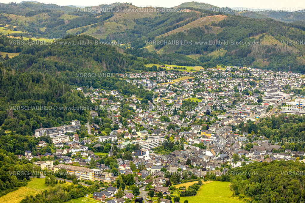 BadLaasphe240709332 | Luftbild, Ortsansicht und Wohngebiet, waldecker Hügellandschaft, Waldgebiet mit Waldschäden, Bad Laasphe, Wittgensteiner Land, Nordrhein-Westfalen, Deutschland