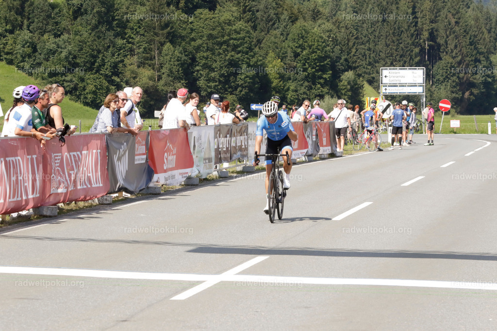 973_20230817_Bewerb_Maenner_Muehlanger | AUT - OESTERREICH, 2023-08-16: SPORT RENNRAD-FAHREN - 55. INTERNATIONALER RADWELTPOKAL IN ST. JOHANN IN TIROL  - Vintage-Radrennen mit WM-Bronze-Medaillen-Siegerin Christina Schweinberger, den Teilnehmer und Alexander Baumann (vom Orginastions-Team) - TAG 2 BEWERB MAENNER IN SECHS GRUPPEN  ; Foto: Roland Muehlanger