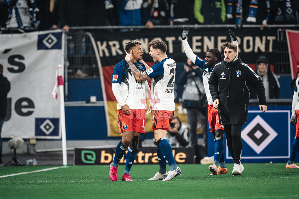 Fußball | Männer | Saison 2025/2026 | 1. Fußball-Bundesliga | 10. Spieltag | Hamburger SV vs. Borussia Dortmund | 08.11.2025 | v.l. Torschütze Ransford-Yeboah Königsdörffer (#11, HSV) und Nicolai Remberg (#21, HSV) Jubel
