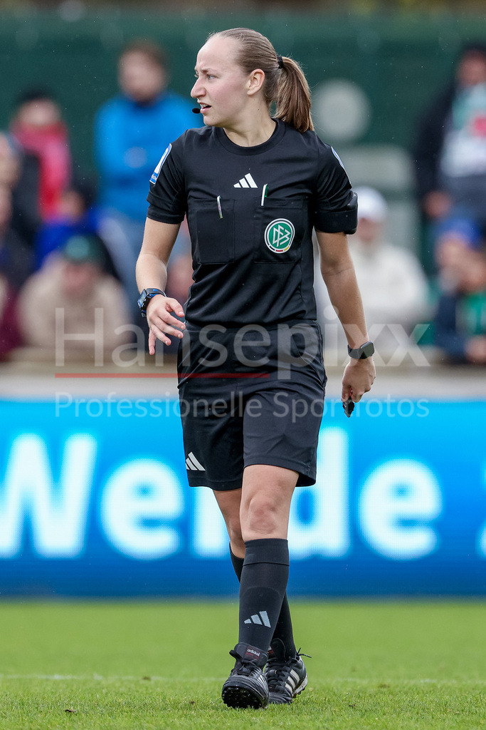 Fussball, Google Pixel Frauen-Bundesliga, SV Werder Bremen - 1. FC Union Berlin | Schiedsrichterin Lara Wolf, DIE DFB-RICHTLINIEN UNTERSAGEN JEGLICHE NUTZUNG VON FOTOS ALS SEQUENZBILDER UND/ODER VIDEOÄHNLICHE FOTOSTRECKEN. DFB REGULATIONS PROHIBIT ANY USE OF PHOTOGRAPHS AS IMAGE SEQUENCES AND/OR QUASI-VIDEO.