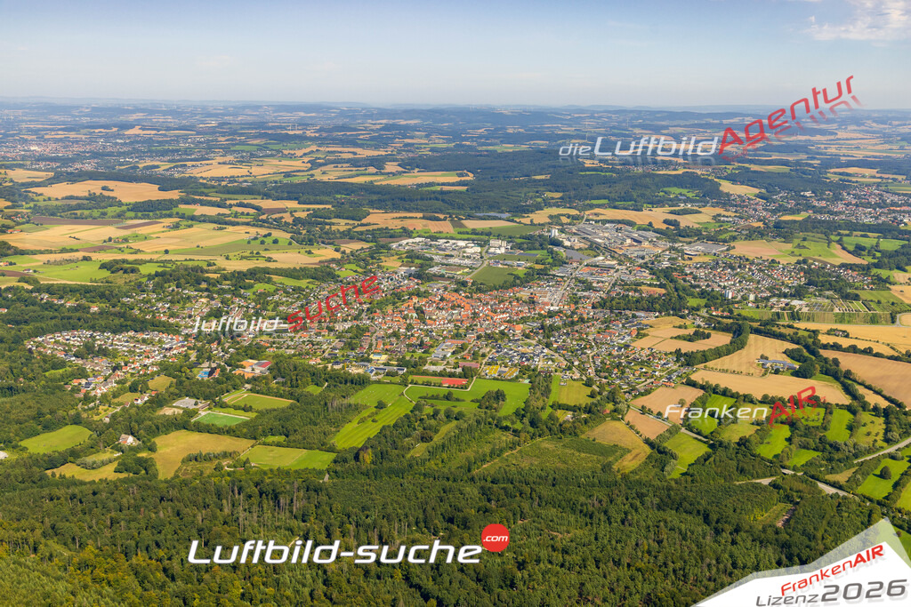 Bild der Stadt Horn-Bad Meinberg - Die Luftaufnahme wurde 2025 vom UL-Flugzeug heraus erstellt ( keine Drohne ) - Hochauflösende Luftaufnahme - für professionelle Ausdrucke geeignet. Die Geschenkidee !Hier alle&nbsp;Infos zur Lizenzierung der LuftaufnahmeWir fliegen auch dieses Jahr wieder in Ihre Region um Luftbilder zu erstellen.- Luftbild anfragen