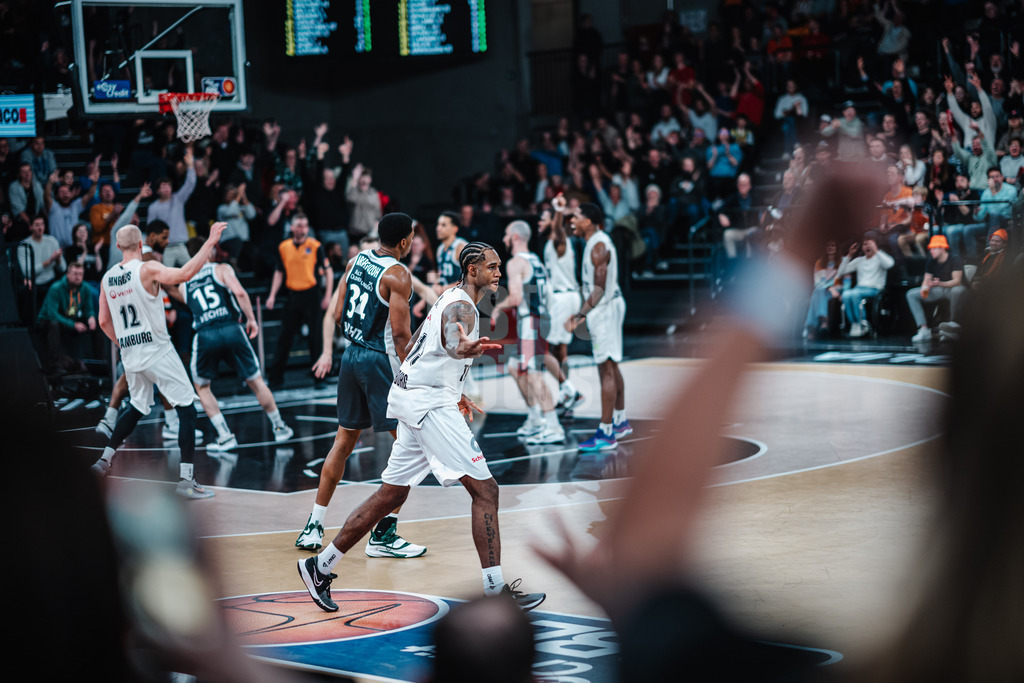 Basketball | Männer | Saison 2023/2024 | easyCredit Basketball Bundesliga | Veolia Towers Hamburg vs. RASTA Vechta | 03.11.2023 | Vincent King (#13, Veolia Towers Hamburg) nach seinem Dreier mit passender Geste