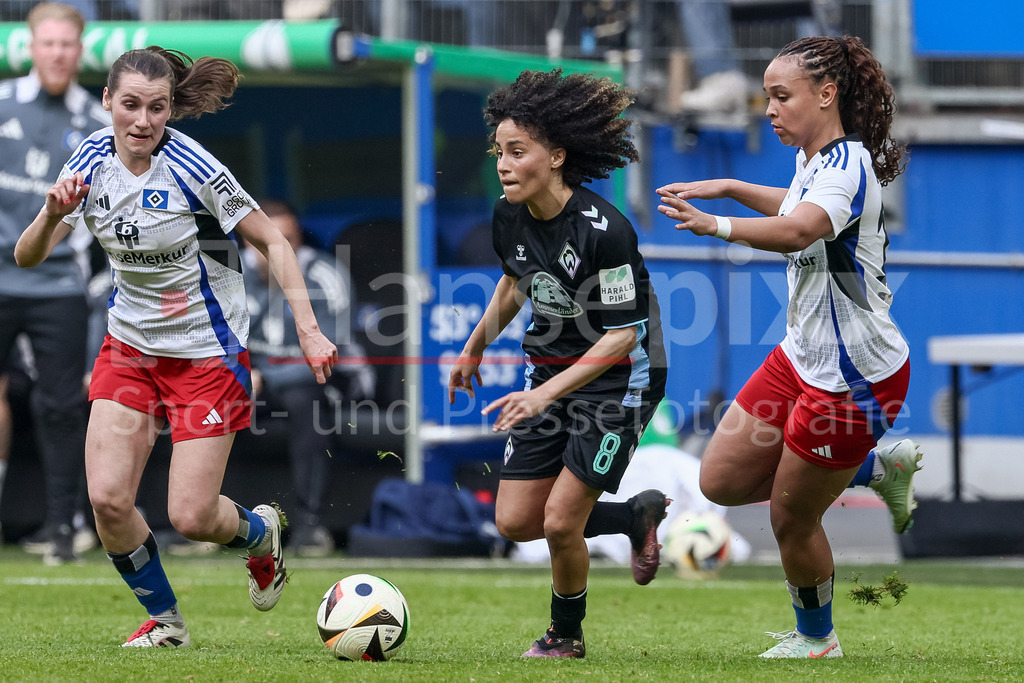Fussball, DFB-Pokal Frauen, Hamburger SV - SV Werder Bremen | v.li.: Pauline Machtens (Hamburger SV, 28), Amira Arfaoui (SV Werder Bremen, 8) und Lisa Baum (Hamburger SV, 11) im Zweikampf, Duell, Dynamik, Aktion, Action, Spielszene, DIE DFB-RICHTLINIEN UNTERSAGEN JEGLICHE NUTZUNG VON FOTOS ALS SEQUENZBILDER UND/ODER VIDEOÄHNLICHE FOTOSTRECKEN. DFB REGULATIONS PROHIBIT ANY USE OF PHOTOGRAPHS AS IMAGE SEQUENCES AND/OR QUASI-VIDEO.