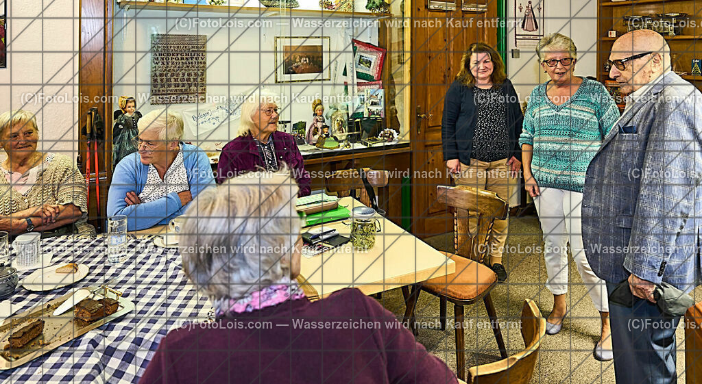 ALP9526_Foederation_Chopin-Ges_Goldhaubengruppe Lackenhof | (C)FotoLois.com, Alois Spandl, Föderation der internationalen Chopin-Gesellschafen (deren gibt es weltweit 34) - Zusammentreffen und Sitzung im Vorfeld des XXXIX. Chopinfestivals in der Kartause Gaming und Rahmenprogramm - Ausflug mit dem Bus zum Lunzer See und nach Lackenhof, gemeinsames Abendessen, Do 3. August 2023.