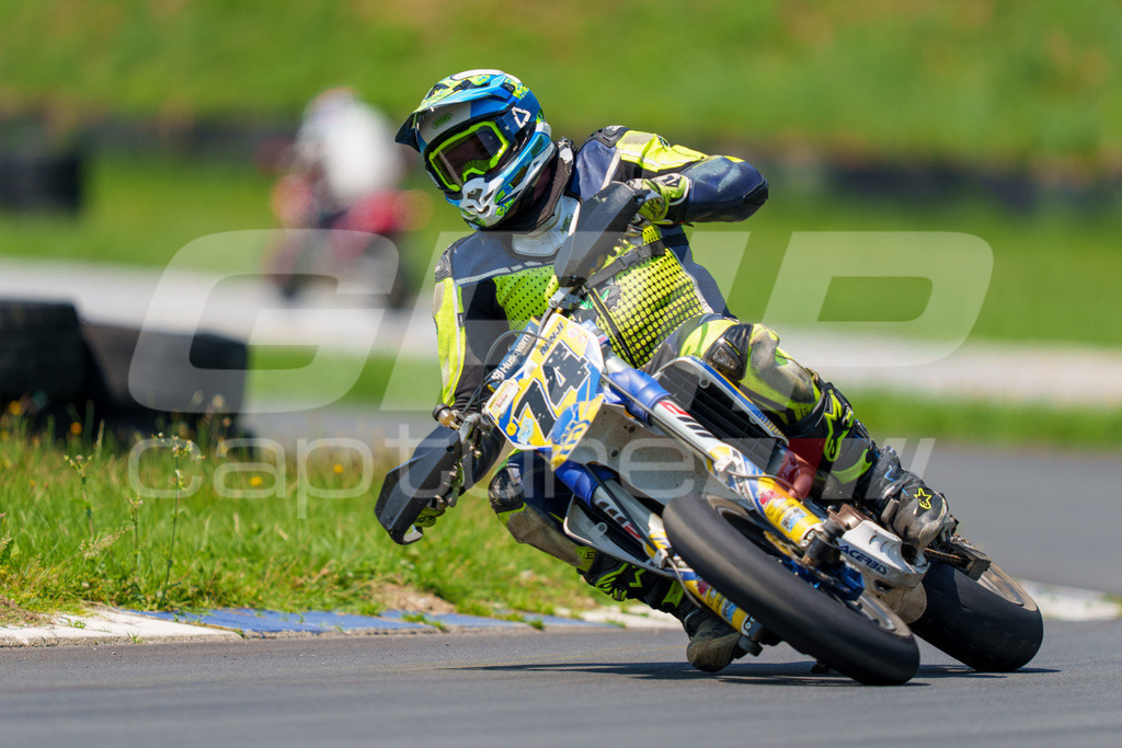 G-Cup + Supermoto Staatsmeisterschaft + Hungarian Supermoto Championship | GRIPcapture steht für authentische Sportfotografie in Österreich – für Momente, die mehr sind als Geschwindigkeit oder Ergebnis. Es geht um Emotion, Spannung, Fokus und den Augenblick, der oft nur einen Wimpernschlag dauert.Ob Motorsport, Teamsport oder 