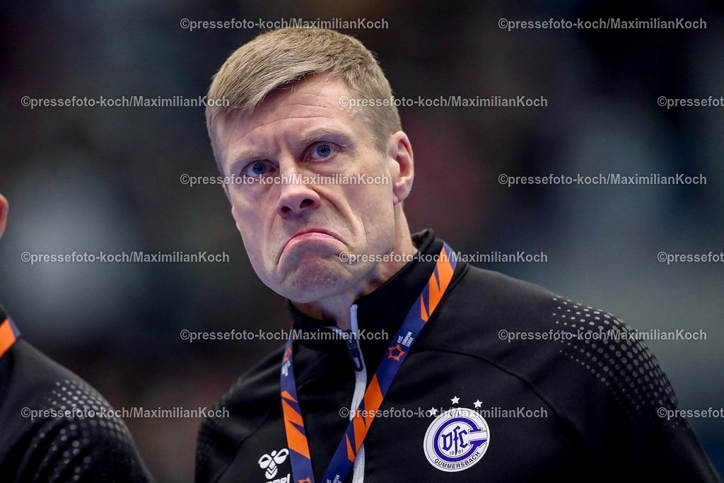 Gum11022501068 | 11.02.2025, Handball, European League - Hauptrunde Gruppe IV, VfL Gummersbach - SG Flensburg-Handewitt, Schwalbe-Arena: Trainer Gudjon Valur Sigurdsson (GUM) steht unzufrieden mit einer Grimasse am Spielfeldrand
