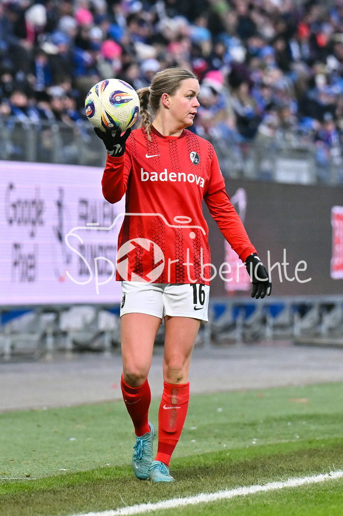 Hamburger SV - SC Freiburg | HAMBURG, GERMANY - 01. FEBRUARY: bei einem Einwurf Greta STEGEMANN (SC Freiburg Frauen 16) / Einzelfoto / Freisteller während dem Match zwischen dem Hamburger SV und dem SC Freiburg am 16. Spieltag der Google Pixel Frauen-Bundesliga im Volksparkstadion
