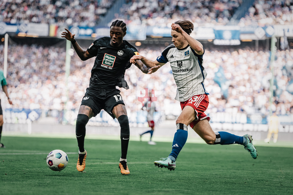 Fußball | Männer | Saison 2023/2024 | 2. Fußball-Bundesliga | 28. Spieltag | Hamburger SV vs. 1. FC Kaiserslautern | 06.04.2024 | Aaron Opoku (#17, 1. FC Kaiserslautern) gegen Noah Katterbach (#33, HSV)
