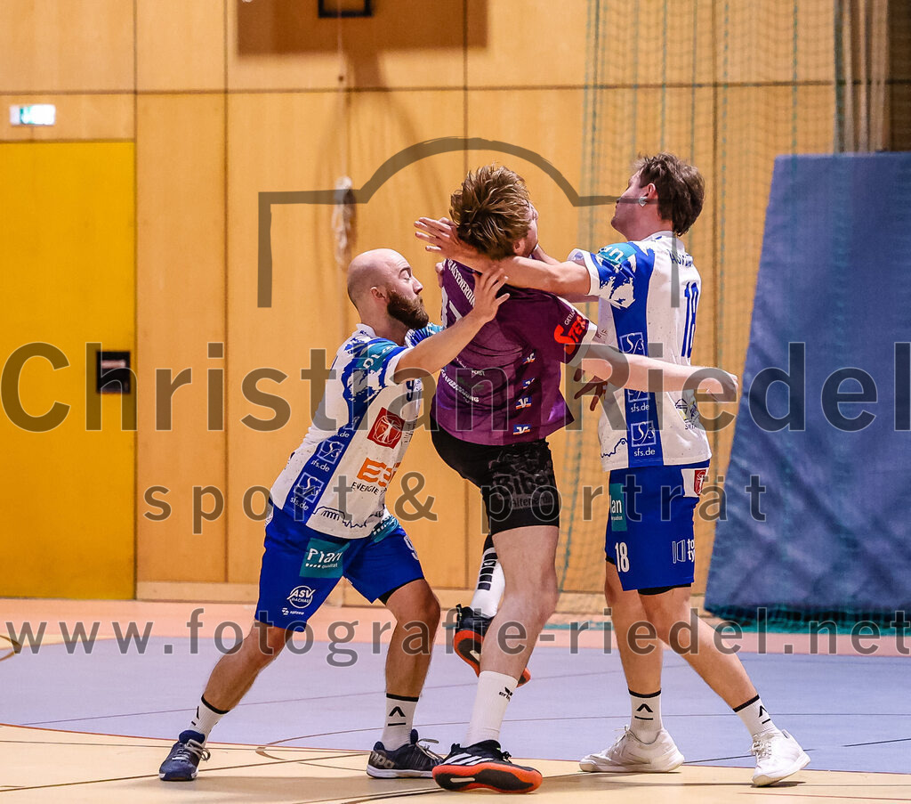 2024-11-24_046_SpVgg_Altenerding_gegen_ASV_Dachau | Erding, Deutschland, 24.11.2024:Handball, Bezirksoberliga Männer 2024 / 2025, 8. Spieltag, SpVgg Altenerding gegen ASV Dachau, Endergebnis: 30:23Sebastian Hölle (ASV Dachau, #9), Niklas Fleps (SpVgg Altenerding, #17), Moritz Deichl (ASV Dachau, #18)Foto: Christian Riedel / fotografie-riedel.net