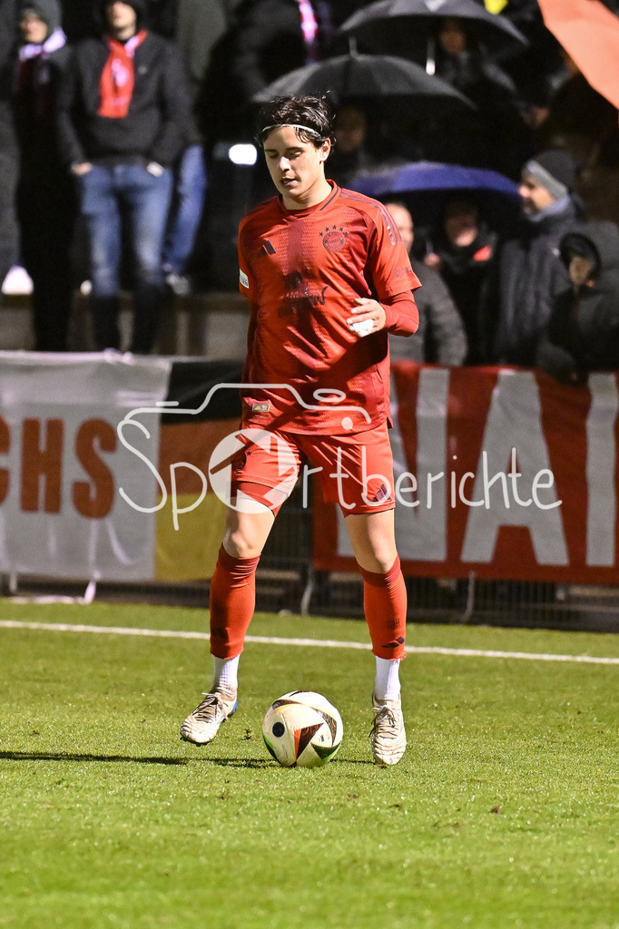 FC Bayern München - TSV Eintracht Karlsfeld  | am BAll Valentin YOTOV (FC Bayern München II #16) Freisteller / Einzelfoto / Testspiel: FC Bayern Muenchen II - TSV Eintracht Karlsfeld, FC Bayern Campus am 11.02.2025
