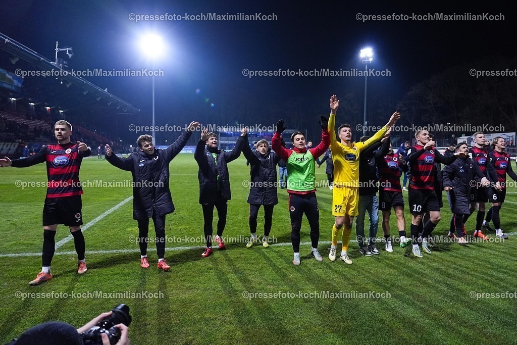 xYDRx23012601066 | 23.01.2026, xydrx, Fußball, 3.Liga, FC Viktoria Köln - 1.FC Saarbrücken, Saison 2025 2026, Sportpark Höhenberg: Lars Dietz (FC Viktoria Köln #2) Leander Nicolas Popp (FC Viktoria Köln #29) Arne Schulz (FC Viktoria Köln #27) Florian Engelhardt (FC Viktoria Köln #8) David Otto (FC Viktoria Köln #10) Meiko Sponsel (FC Viktoria Köln #19) Tobias Eisenhuth (FC Viktoria Köln #6) bejubeln den 2:0 Sieg    DFB regulations prohibit any use of photographs as image sequences and or quasi-video. Photo: xYannisxDreimannxPressefotoKochx