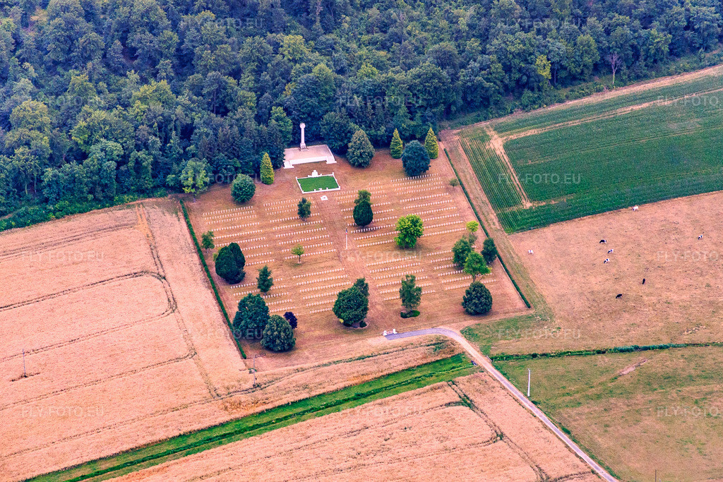 Vue aérienne: Cimetière militaire de la Nécropole Nationale de Marbotte à Apremont-la-Forêt dans le département Meuse, France – .Photo: IMG_083390.jpg prise le 12/07/2015 par Werner Riehm/FLY-FOTO.eu – Résolution de l'original: 5139 x 3426 px – La nécropole nationale de Marbotte | Chemins de mémoire