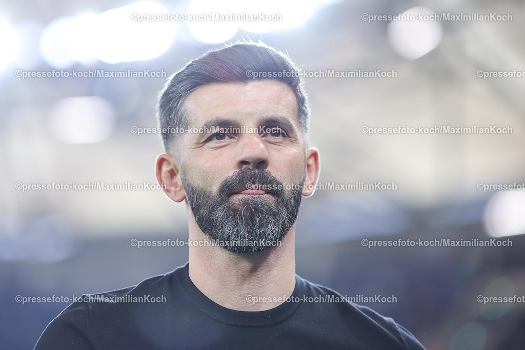 S0413092501025 | 13.09.2025, Fußball, FC Schalke 04 - Holstein Kiel, 5.Spieltag, 2. Fußball Bundesliga, Veltins-Arena Gelsenkirchen, Saison 2025 2026: Cheftrainer Miron Muslic (Schalke04) DFB regulations prohibit any use of photographs as image sequences and or quasi-video.