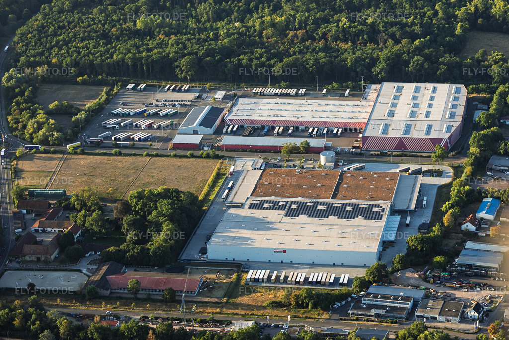 Luftbild: Industriegebiet Essingen mit HORNBACH Logistikzentrum Essingen I und II im Ortsteil Dreihof in Essingen im Bundesland Rheinland-Pfalz in Deutschland. – Foto: IMG_158497.jpg vom 07.08.2026 durch Werner Riehm/FLY-FOTO.de – Auflösung des Originals: 4783 x 3189 px – Durchschnittliche Bewertung: 4.6 von 5 Sternen. 8 Bewertungen