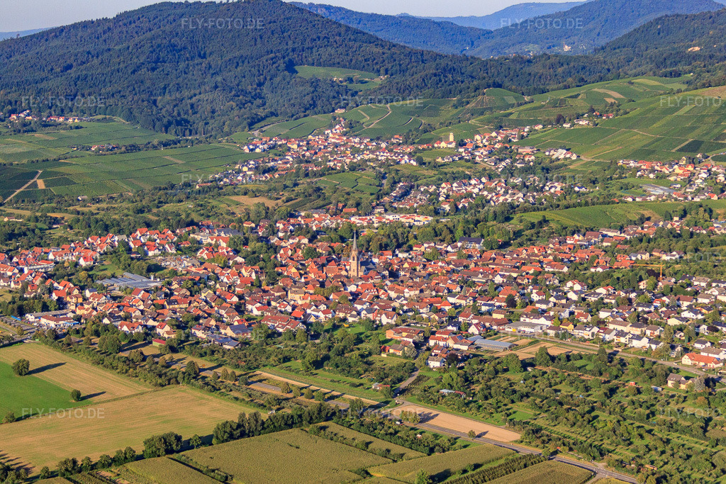 Luftbild: Ortsansicht von Südwesten im Ortsteil Steinbach in Baden-Baden im Bundesland Baden-Württemberg in Deutschland.Foto: IMG_53106.jpg vom 08.09.2012 durch Werner Riehm/FLY-FOTO.deAuflösung des Originals: 4551 x 3034 px