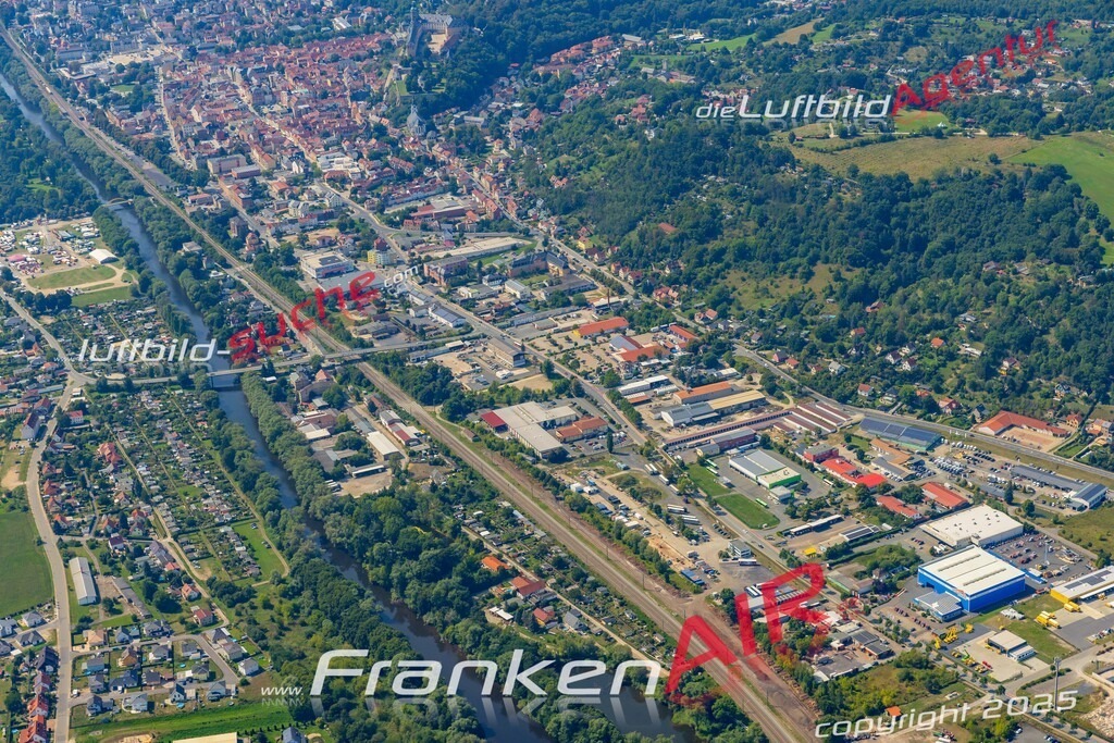 Neue Luftbildaufnahme der Stadt Rudolstadt - Das Luftbild wurde 2025 vom UL-Flugzeug heraus erstellt ( keine Drohnenaufnahme ) - Hochauflösende Luftaufnahme - für Wandbilder und großformatige Ausdrucke geeignet. Das besondere Geschenk!Hier alle&nbsp;Infos zur Lizenzierung der LuftaufnahmeWir fliegen auch dieses Jahr wieder in Ihre Region um Luftbilder zu erstellen.- Luftbild anfragen