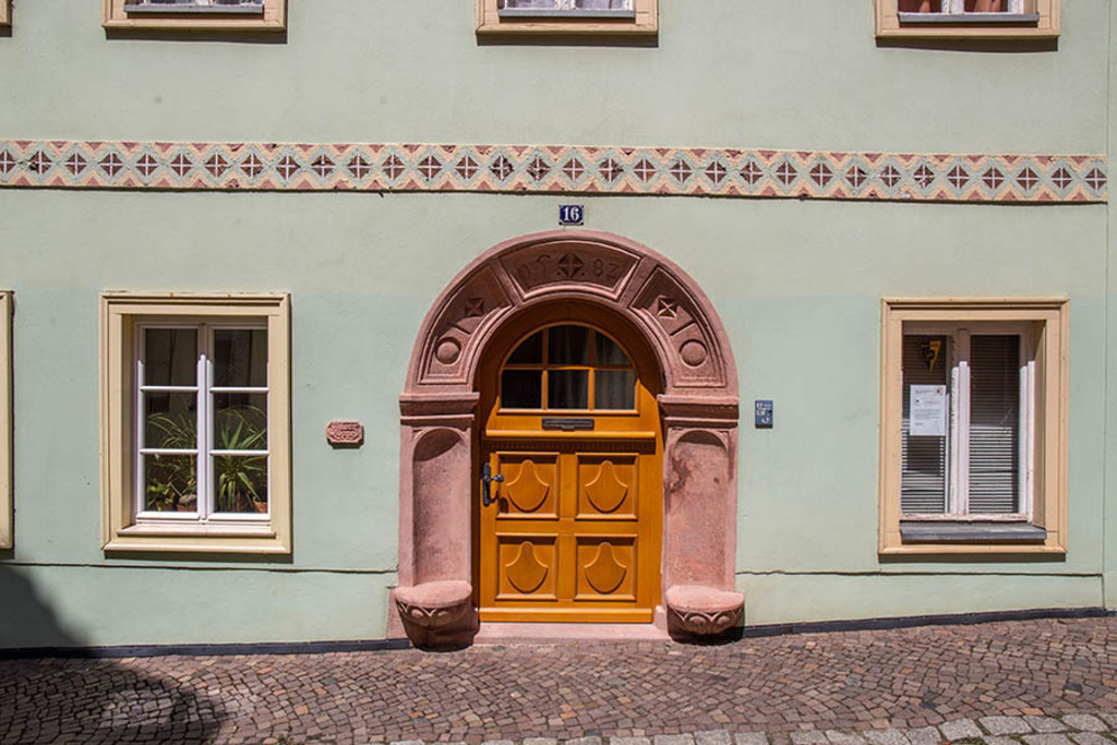 Wurzen - Färbergasse 16 | Entdecke über 20 Kategorien Leipzig-Motive: Foto-Downloads, hochwertige Poster, Leinwand- & Fine-Art-Prints. Jetzt Lieblingsfoto im Bildlexikon Leipzig Shop bestellen!