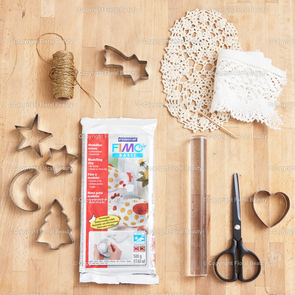 Weihnachtsanhänger aus Fimo | Fimo ausrollen. Spitze auflegen und gut andrücken. Mit Backförmchen Weihnachtsmotive ausstechen. Loch für Aufhängung machen und Faden durchziehen. Im Ofen nach Anleitung backen. - Realisiert mit Pictrs.com