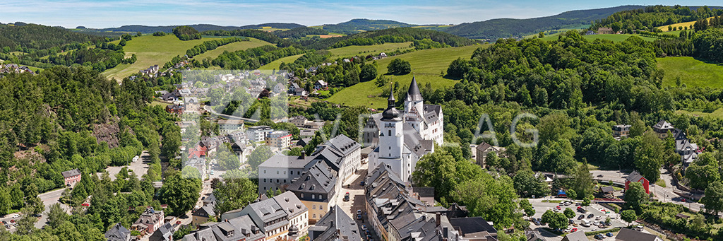 Schwarzenberg-Panorama-DJI_0180_D | Panorama von Schwarzenberg im Erzgebirge mit Schloss und St. Georgen Kirche - Realisiert mit Pictrs.com