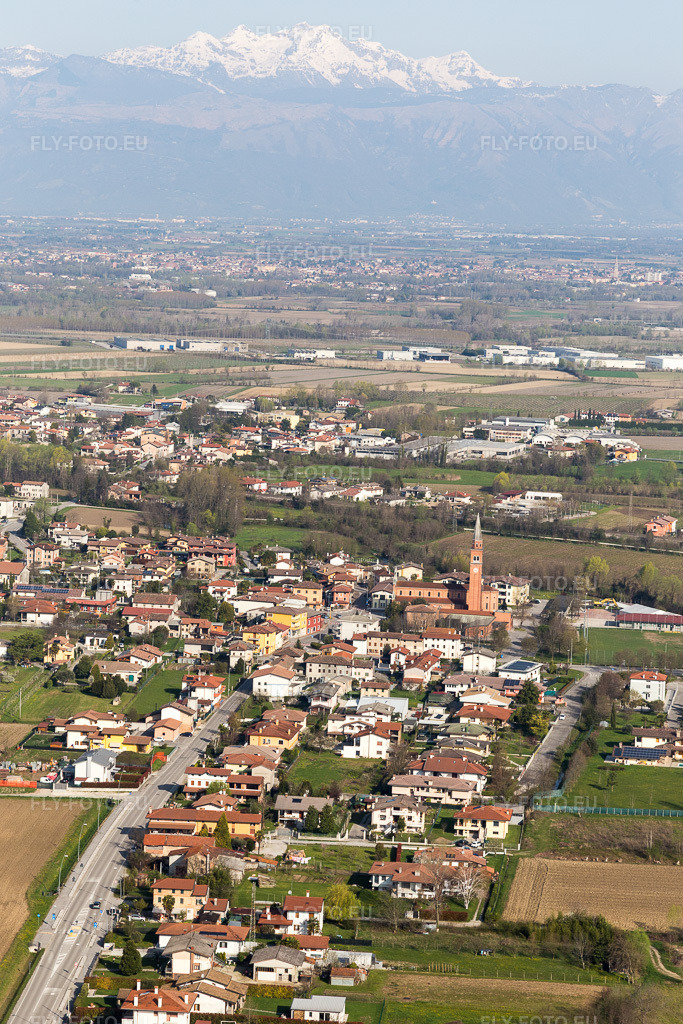Vue aérienne: Vue de la ville à Marzinis dans le département Frioul-Vénétie Julienne, Italie. Photo: IMG_105740.jpg prise le 08/04/2018 par Werner Riehm/FLY-FOTO.eu – Résolution de l'original: 3648 x 5472 px