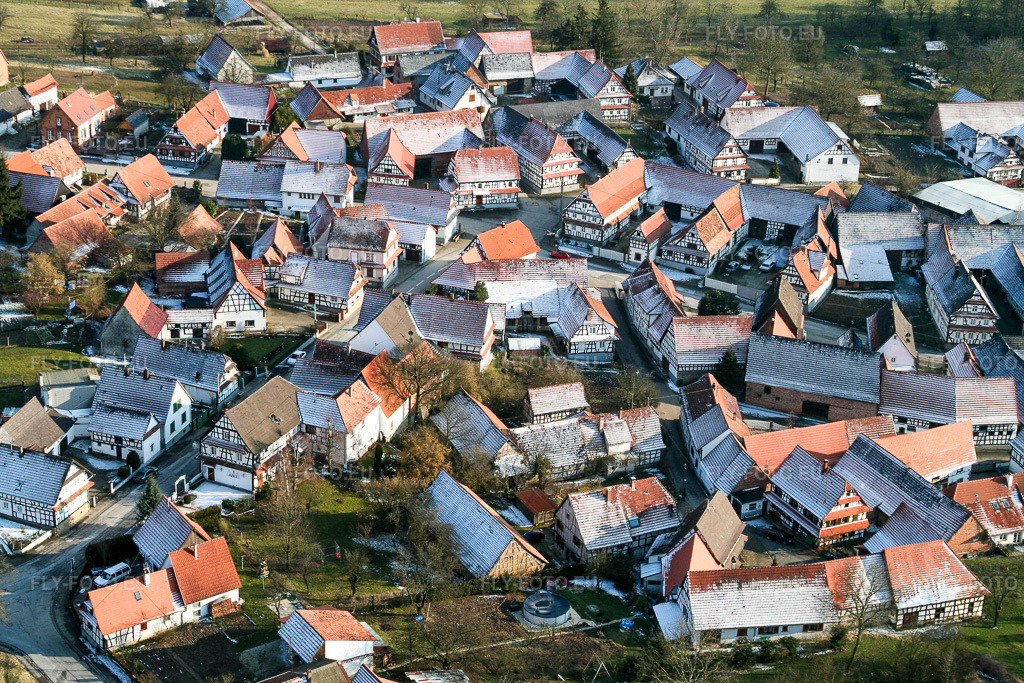 Vue aérienne: Vue d'un village enneigé avec ses maisons à colombages en hiver. à Hunspach dans le département Bas Rhin, France – .Photo: IMG_1218.jpg prise le 12/03/2006 par Werner Riehm/FLY-FOTO.eu – Résolution de l'original: 3456 x 2304 px