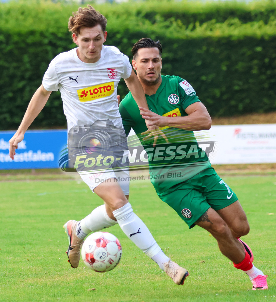 TuS Bersenbrück - HSC Hannover | Auf dem Bild zu sehen: weiß TuS Bersenbrück: Maik Emmrich ; grün HSC Hannover: Evren Serbes TuS Bersenbrück, HSC Hannover, Saison 25/26, Testspiel, Bünde, Deutschland - Realisiert mit Pictrs.com