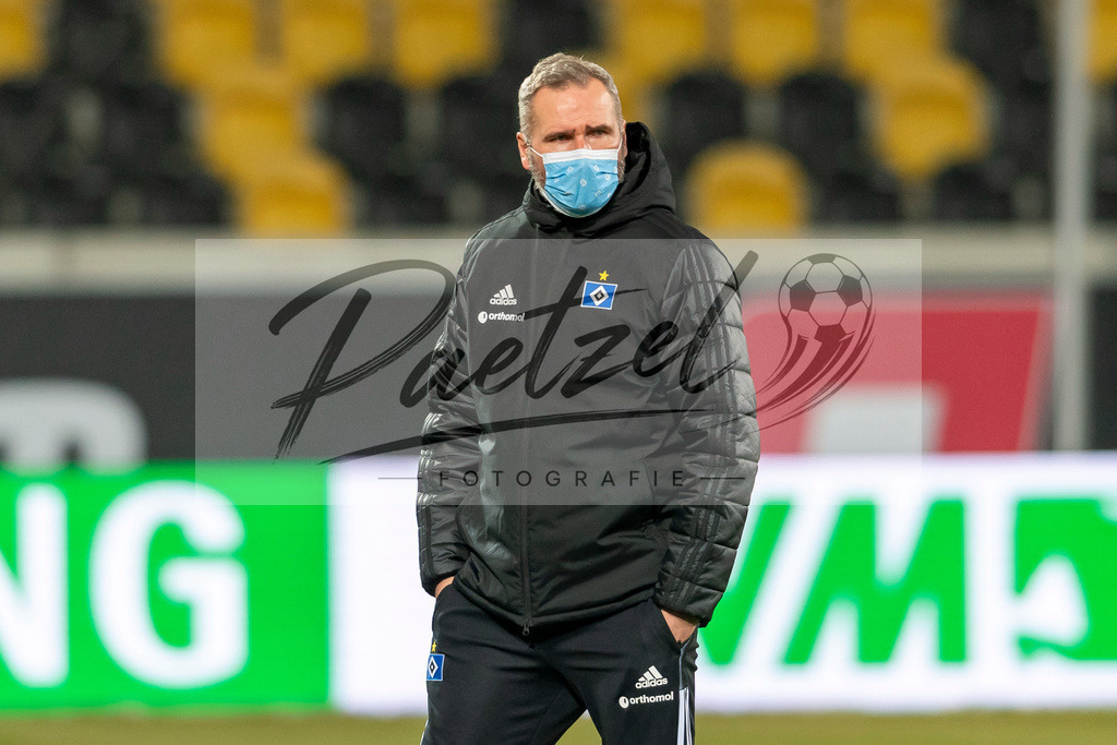 SGDHSV20220114_003 | Fussball, Herren: Trainer Tim Walter (Hamburger SV) schaut bei dem Spiel der 2. Bundesliga zwischen SG Dynamo Dresden und Hamburger SV im Rudolf-Harbig-Stadion am 14.01.2022 in Dresden, Deutschland.DFB / DFL REGULATIONS PROHIBIT ANY USE OF PHOTOGRAPHS AS IMAGE SEQUENCES AND/OR QUASI-VIDEO. - Realisiert mit Pictrs.com
