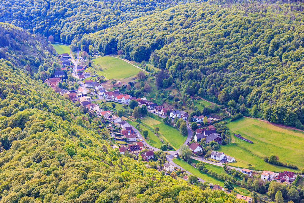 Luftbild: Ortsansicht von Nordwesten im Ortsteil Engenthal in Elfershausen im Bundesland Bayern in Deutschland.Foto: IMG_156058.jpg vom 03.05.2026 durch Werner Riehm/FLY-FOTO.deAuflösung des Originals: 6000 x 4000 px