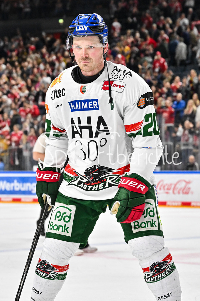Kölner Haie - Augsburger Panther | KÖLN, DEUTSCHLAND - 04. MÄRZ: die Spieler der Panther bedanken sich bei den mitgereisten Fans nach dem Match zwischen den Kölner Haien und den Augsburger Panthern am 48. Spieltag der Penny DEL in der Lanxess Arena / Cody KUNYK (Augsburger Panther 20)