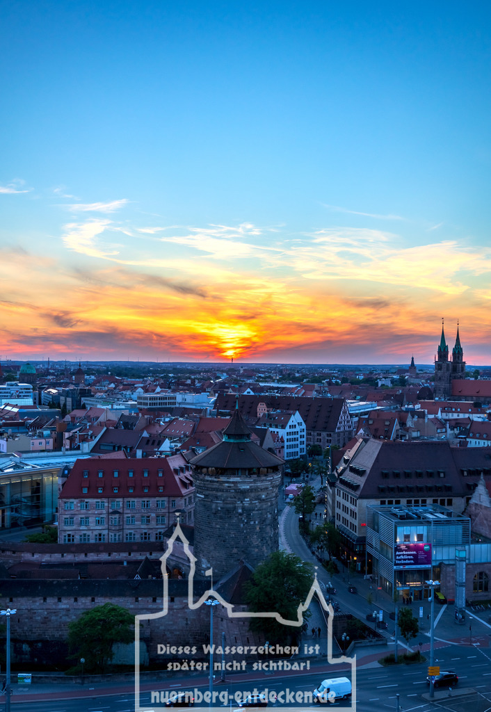 Blick über die Nürnberger Altstadt währen des Sonnenuntergangs | Der Blick geht über den Frauentorturm in Nürnberg entlang der Königstraße über die Nürnberger Altstadt. An diesem Frühlingsabend war der Sonnenuntergang wunderschön zu beobachten. Am rechten Bildrand sieht man die Zwillingstürme der Lorenzkirche. - Realisiert mit Pictrs.com