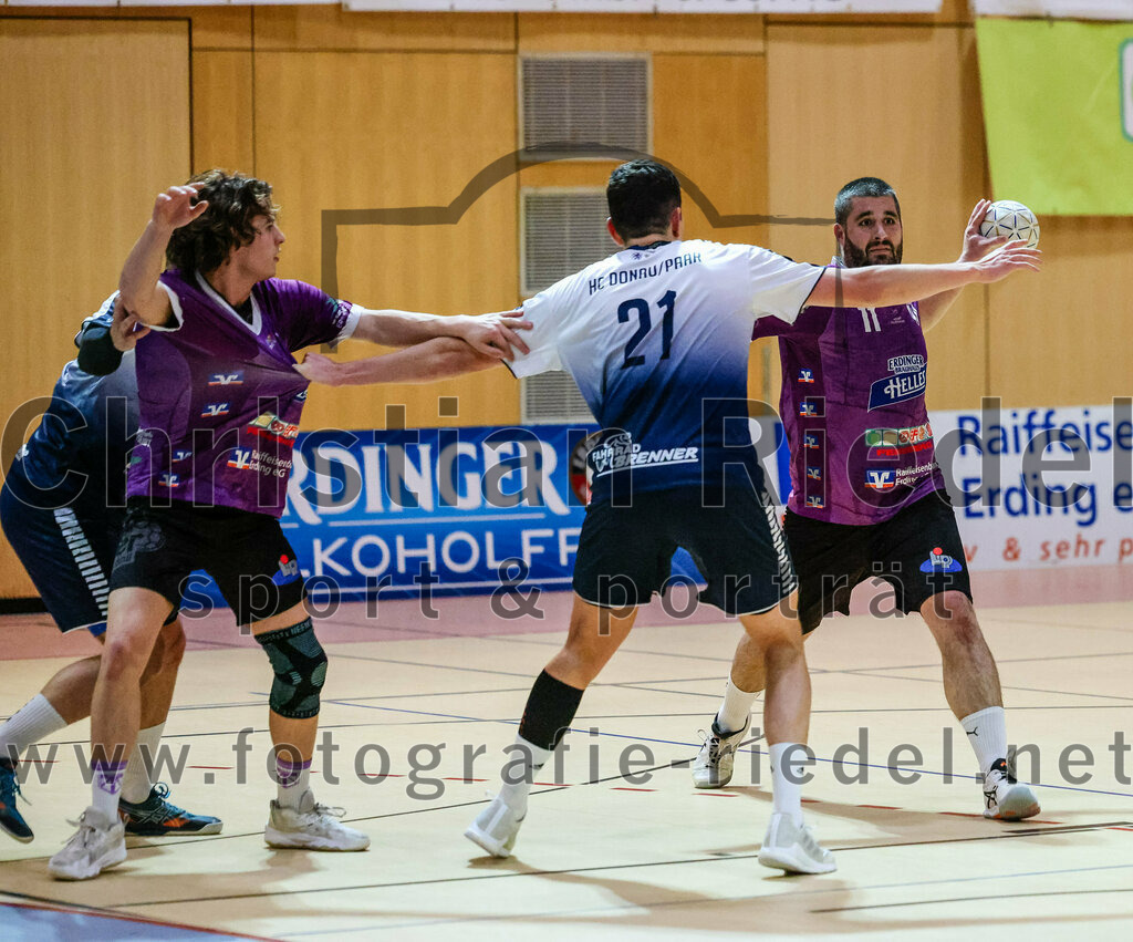 2023-11-11_049_SpVgg_Altenerding_gegen_HC_Donau-Paar | Erding, Deutschland, 11.11.2023:
Handball, Bezirksoberliga Männer 2023 / 2024, 7. Spieltag, SpVgg Altenerding gegen HC Donau/Paar, Endergebnis: 44:32

Jabob Köhler (SpVgg Altenerding, #6), Korbinian Geis (HC Donau/Paar, #21), Christian Loris (SpVgg Altenerding, #11)

Foto: Christian Riedel / fotografie-riedel.net