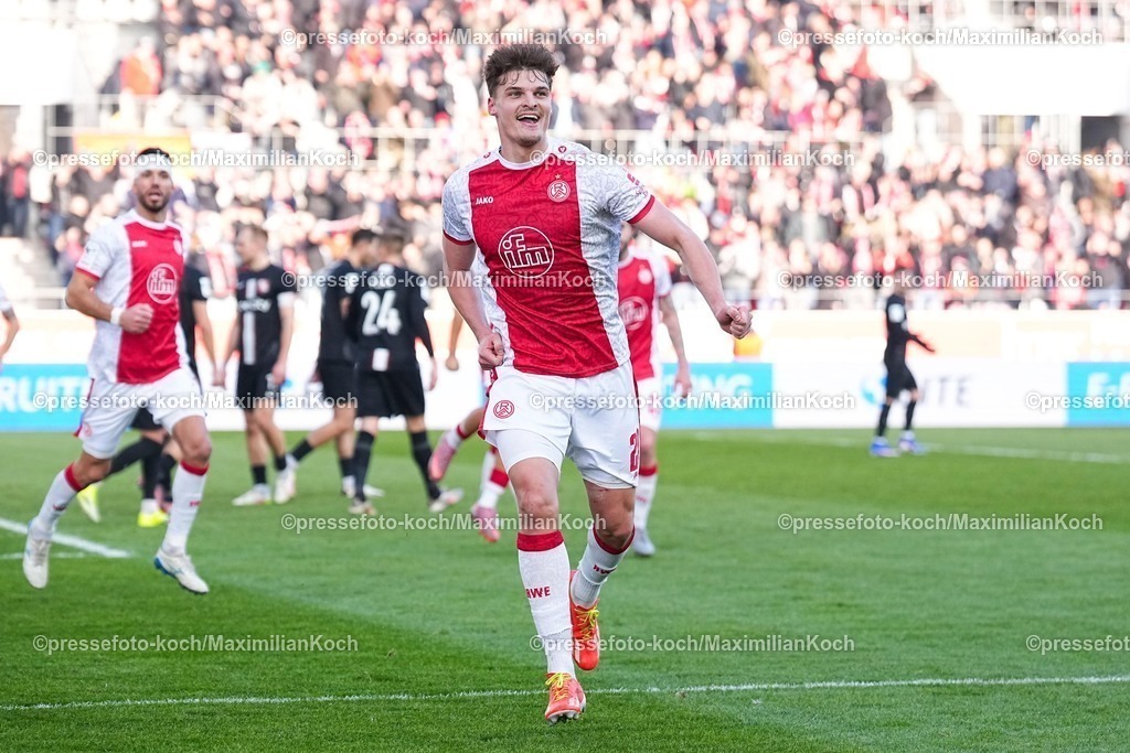 xYDRx24012601035 | 24.01.2026, xydrx, Fußball, 3.Liga, Rot-Weiss Essen - TSV Havelse, Saison 2025 2026, Stadion an der Hafenstraße: Torjubel nach dem Tor zum 1:0 für Rot-Weiss Essen durch Torschütze Marek Janssen (Rot-Weiss Essen #20)     DFB regulations prohibit any use of photographs as image sequences and or quasi-video. Photo: xYannisxDreimannxPressefotoKochx
