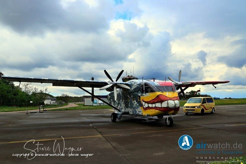 Flying Shoebox - Short S.C.7 Skyvan auf dem Flugplatz Husum-Schwesing |  Das Unternehmen positioniert sich als führender Anbieter für Fallschirmspringen in Europa und bietet zudem Sicherheitsvideos und Informationen über Kooperationspartner auf seiner Website an. 