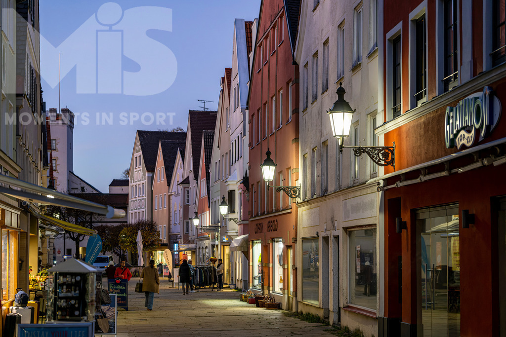 MIS_170320cm035.JPG | 11.11.2022, Mindelheim (Unterallgäu) Stadtansicht, Abenddämmerung in der historischen Altstadt, hier die Fussgängerzone der Kornstrasse.  - Realisiert mit Pictrs.com