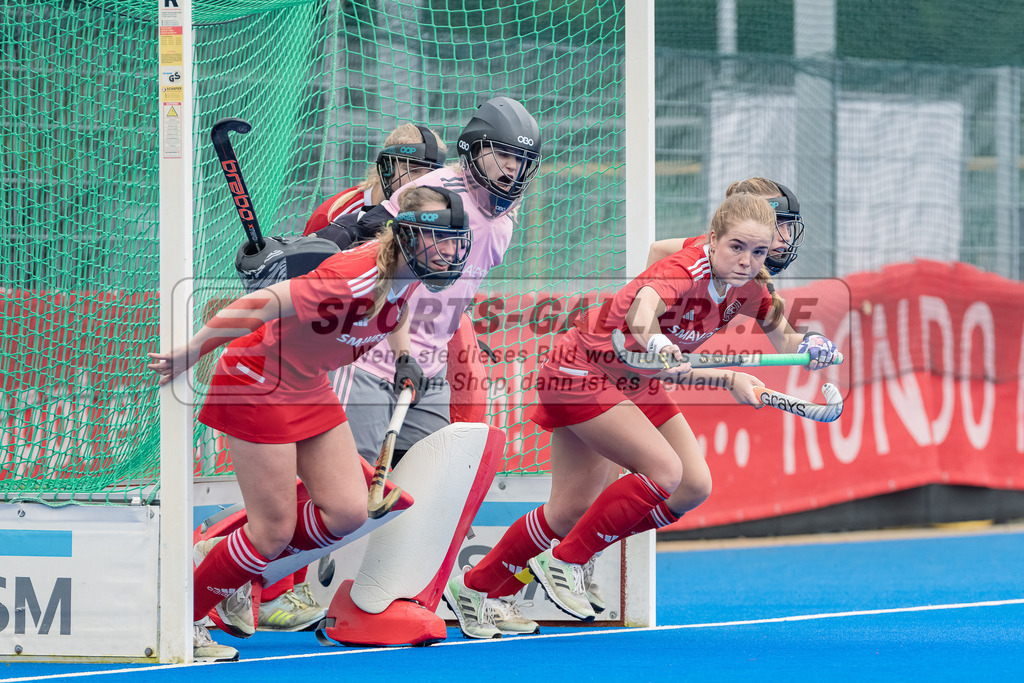 HK_20231008_105420 | 2.Bundesliga Damen Crefelder HC - Bremer HC am 8.10.2023 CHTC, Krefeld , Jasmin Schmiedkern ( Bremer HC #17 ) , Angelina Blietz ( Torfrau Bremer HC #1 ) , Carlotta Pahlke ( Bremer HC #8 ) , Natalie Hoppe ( Bremer HC #15 )