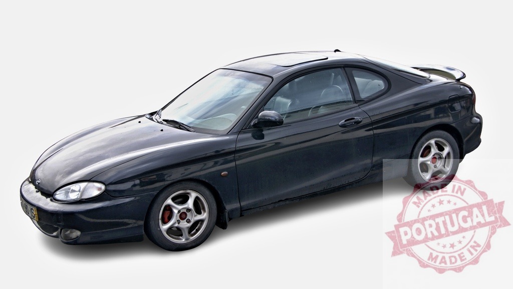 Black Hyundai Coupe showing its sporty design | Hyundai Coupe with sunroof parked on white background, showing its sporty character - Realisiert mit Pictrs.com