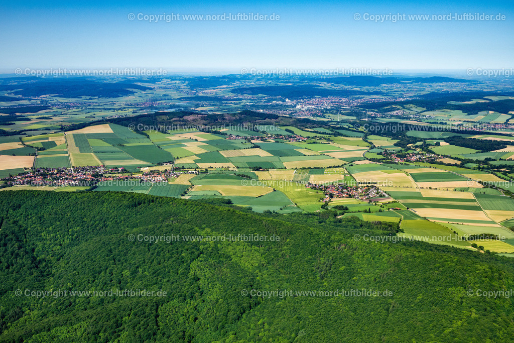 Bessingen_ELS_4404050623 | COPPENBRüGGE 05.06.2023 Landwirtschaftliche Nutzflächen und Feldgrenzen Bessingen umsäumen das Siedlungsgebiet des Dorfes an der Obere Straße in Coppenbrügge im Bundesland Niedersachsen, Deutschland. // Agricultural land and field boundaries surround the settlement area of the village Bessingen on street Obere Strasse in Coppenbruegge in the state Lower Saxony, Germany. Foto: Martin Elsen