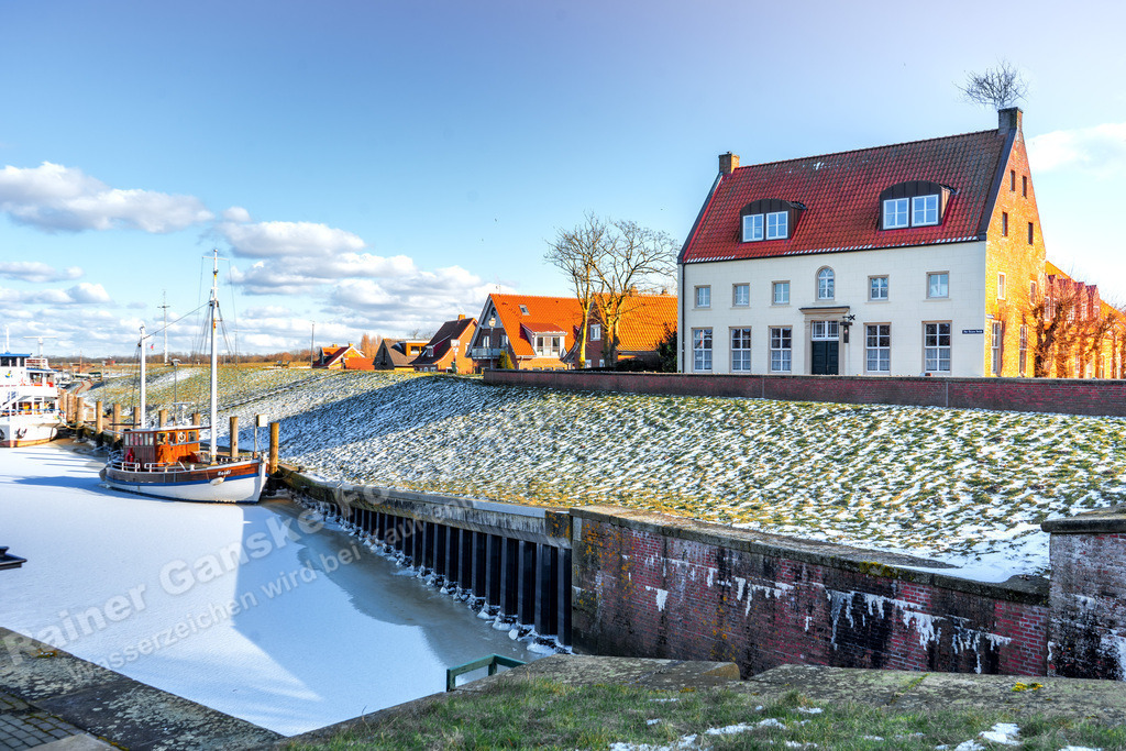 001 Greetsiel Schnee - 12-02-2021 -R Ganske | Onlineshop mit Bildern von Stränden, Häfen und Meer. Leinwände, Poster, Kalender und andere Materialien erhältlich. Kommerzielle Lizenzen möglich.  - Realisiert mit Pictrs.com