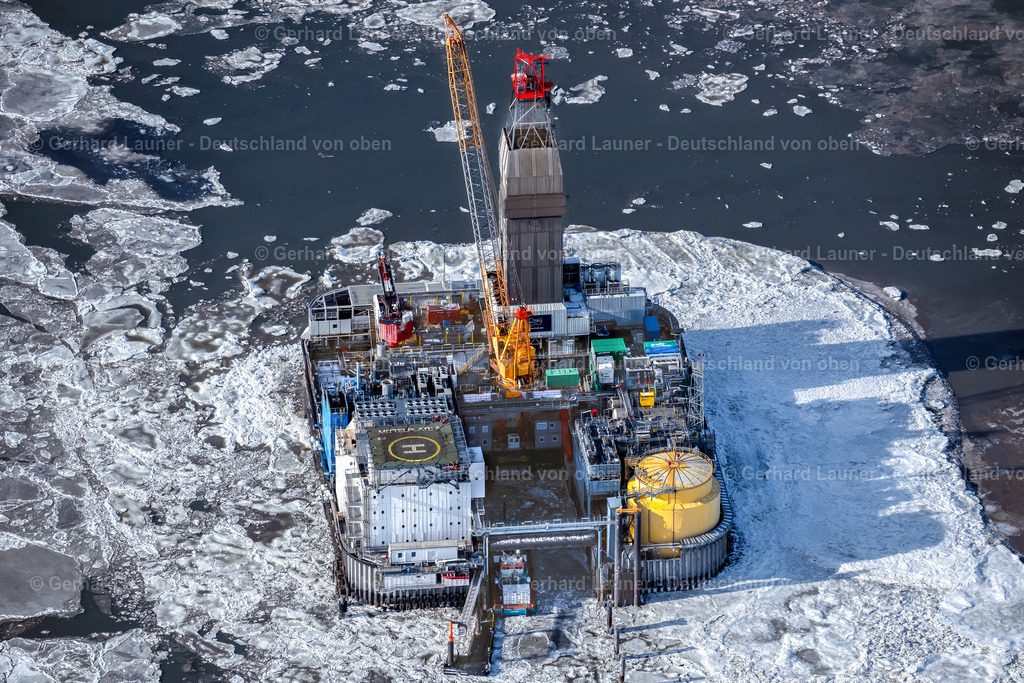 4044477 | FRIEDRICHSKOOG 14.02.2021 Winterlich schneebedeckte Bohrinsel- Plattform Mittelplate auf der Meeresoberfläche der Nordsee in Friedrichskoog im Bundesland Schleswig-Holstein, Deutschland.