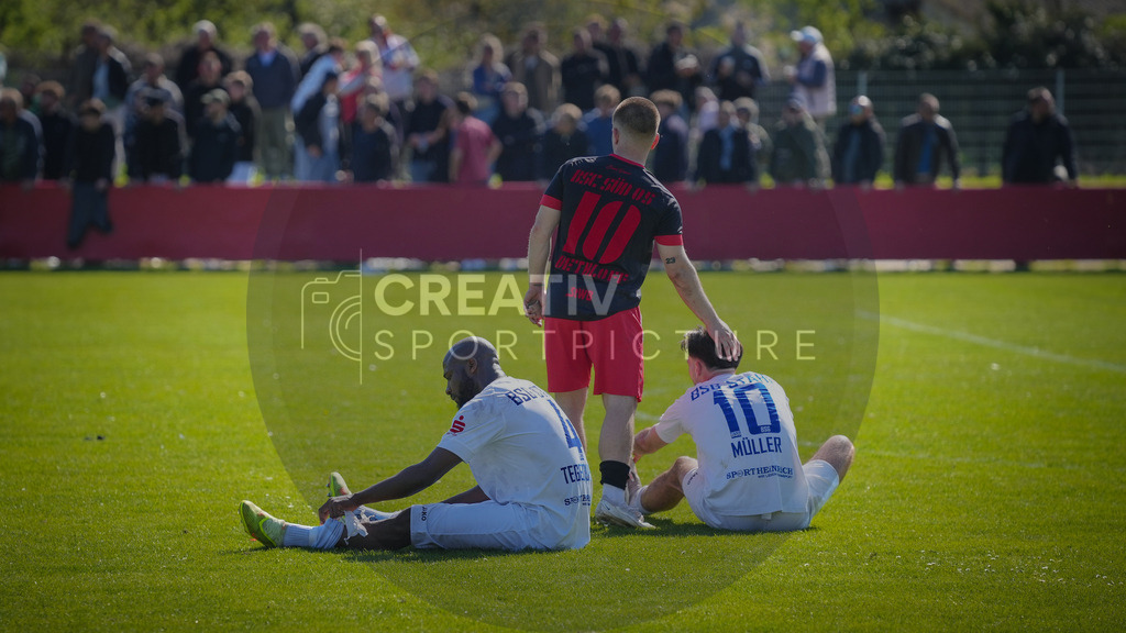 Fußball, Herren, Saison 2025/2026, Brandenburgliga, 23. Spieltag, Brandenburger SC Süd 05 vs. BSG Stahl Brandenburg, Samstag 25.04.2026, Werner-Seelenbinder-Sportplatz Brandenburg an der Havel | Fußball, Herren, Saison 2025/2026, Brandenburgliga, 23. Spieltag, Brandenburger SC Süd 05 vs. BSG Stahl Brandenburg, Samstag 25.04.2026, Werner-Seelenbinder-Sportplatz Brandenburg an der Havel, Im Bild: Tim Dethloff (m. Süd) ist nach Spielende bei den Spielern von Stahl. - Realisiert mit Pictrs.com