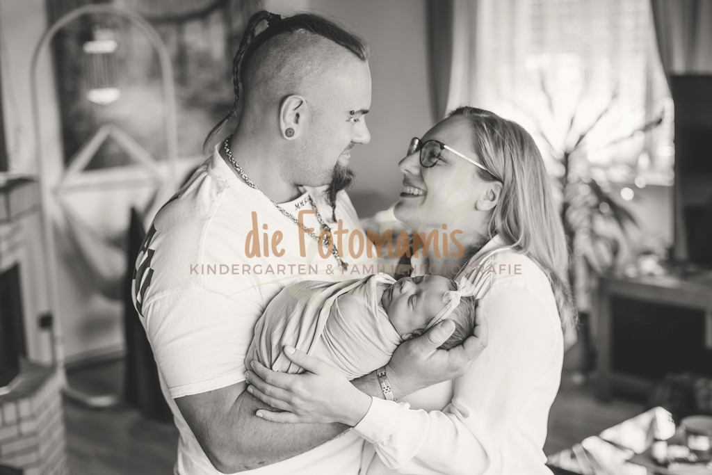 Amalia fertig-57-SW | Die Fotomamis – Eure Fotografen für Babybauch-, Neugeborenen-, Familien-, Kindergarten- und Hochzeitsfotografie. Mit Feingefühl, Leidenschaft & Liebe zum Detail.