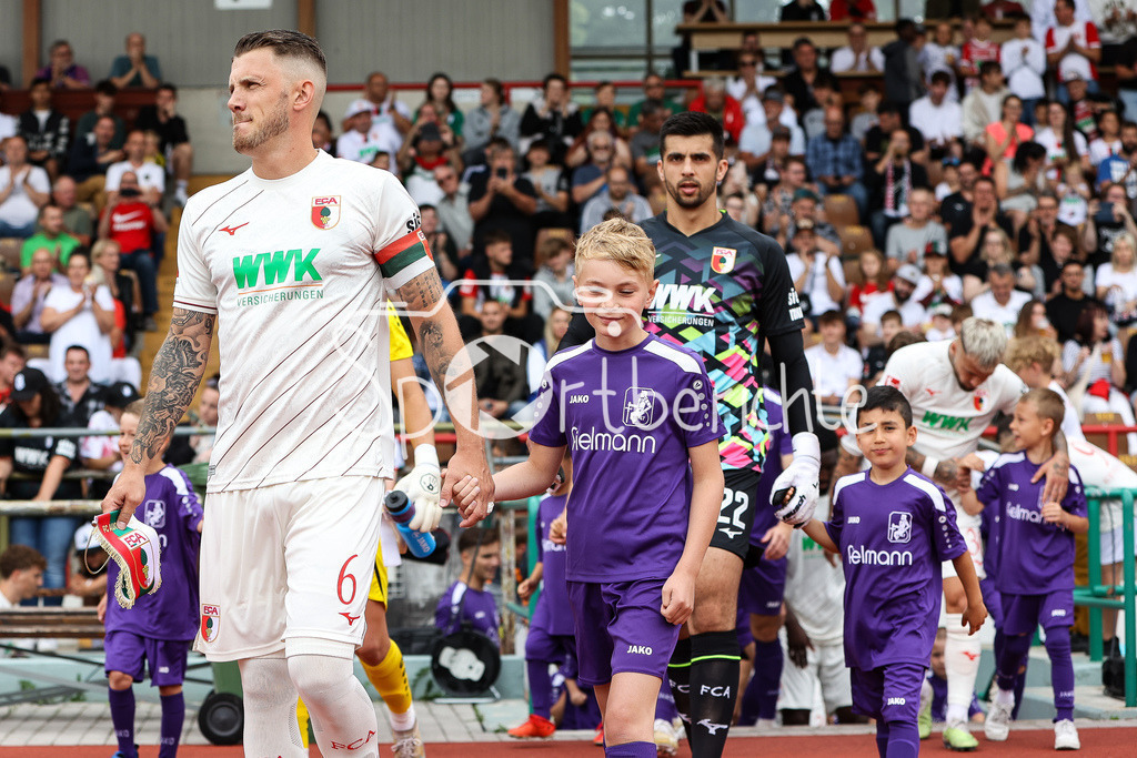 FC Augsburg - TSV Schwaben Augsburg | bei Einlauf Jeffrey GOUWELEEUW (FCA #6)